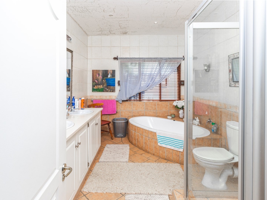 4 Bedroom Property for Sale in Caribbean Beach Club North West